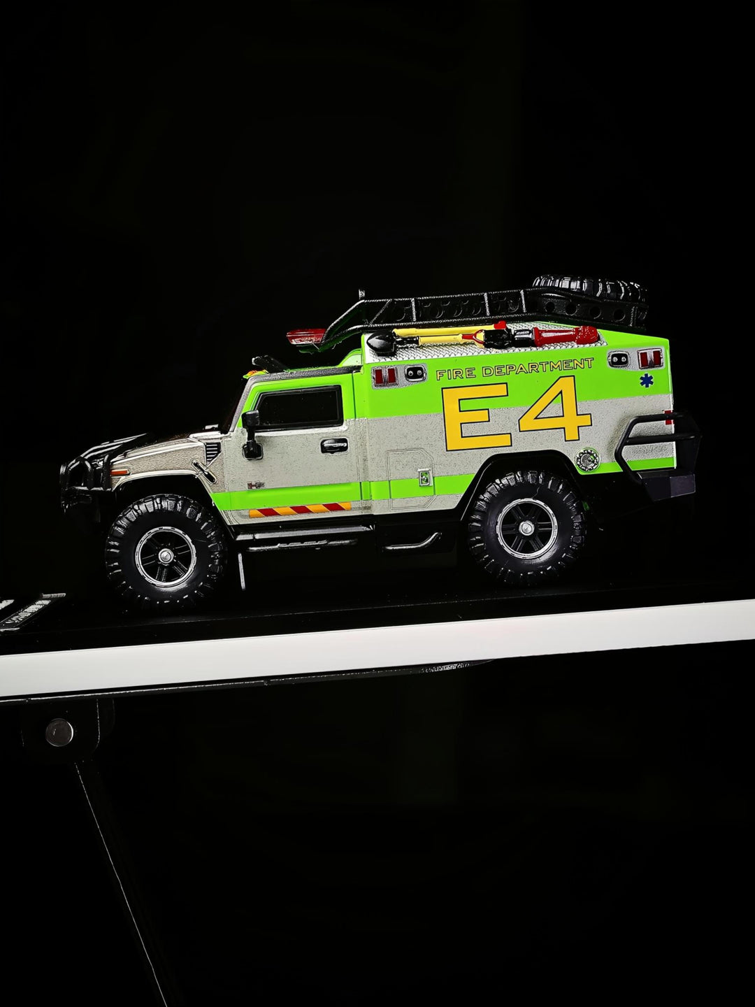 [Preorder] MK Miniatures 1:64 Hummer H2 Ambulance Silver with green Livery
