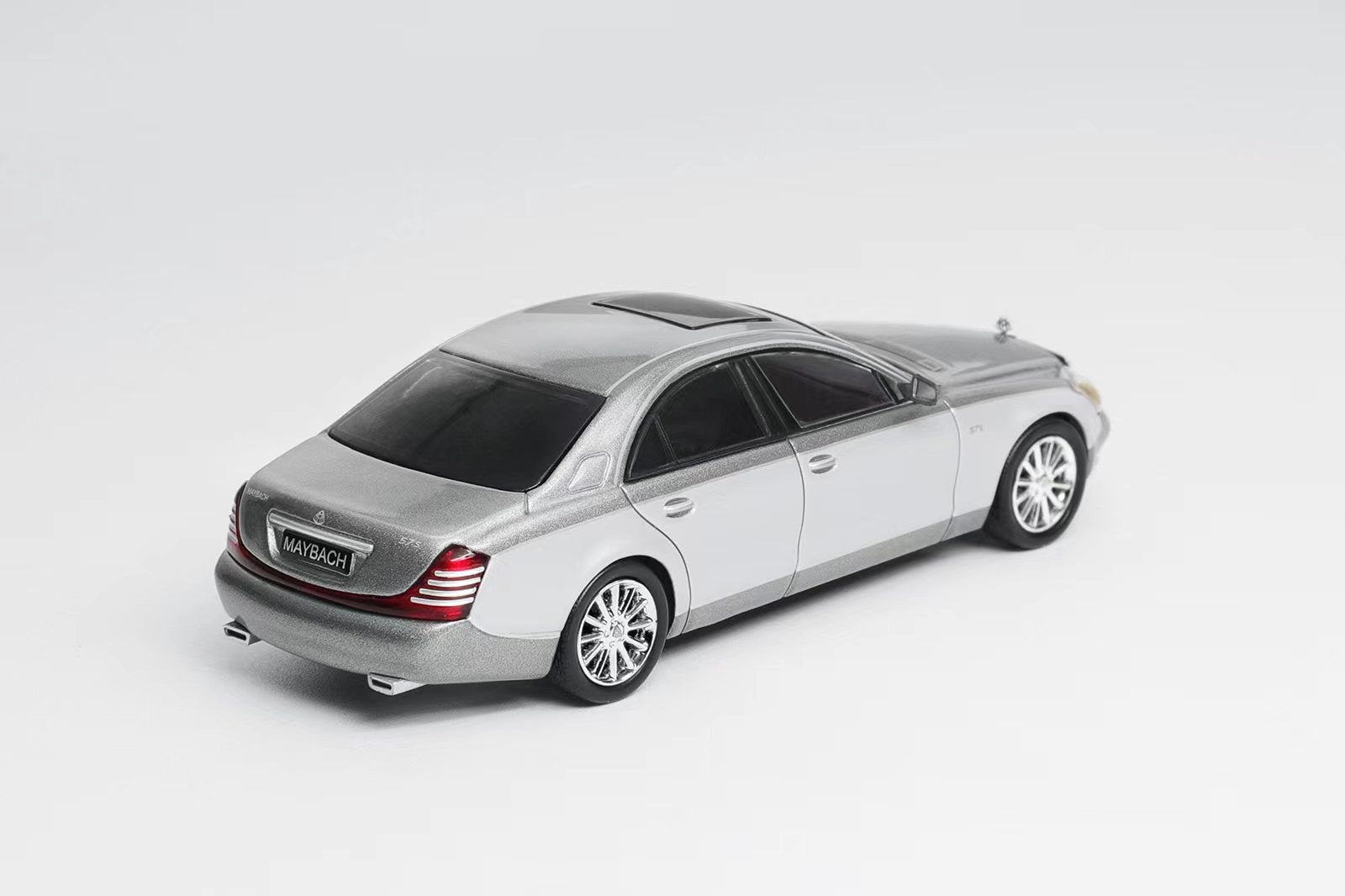 Maybach57Sミニカー Mercedes-Maybach 57S 1:64 Scale Model: A Glimpse into the Future