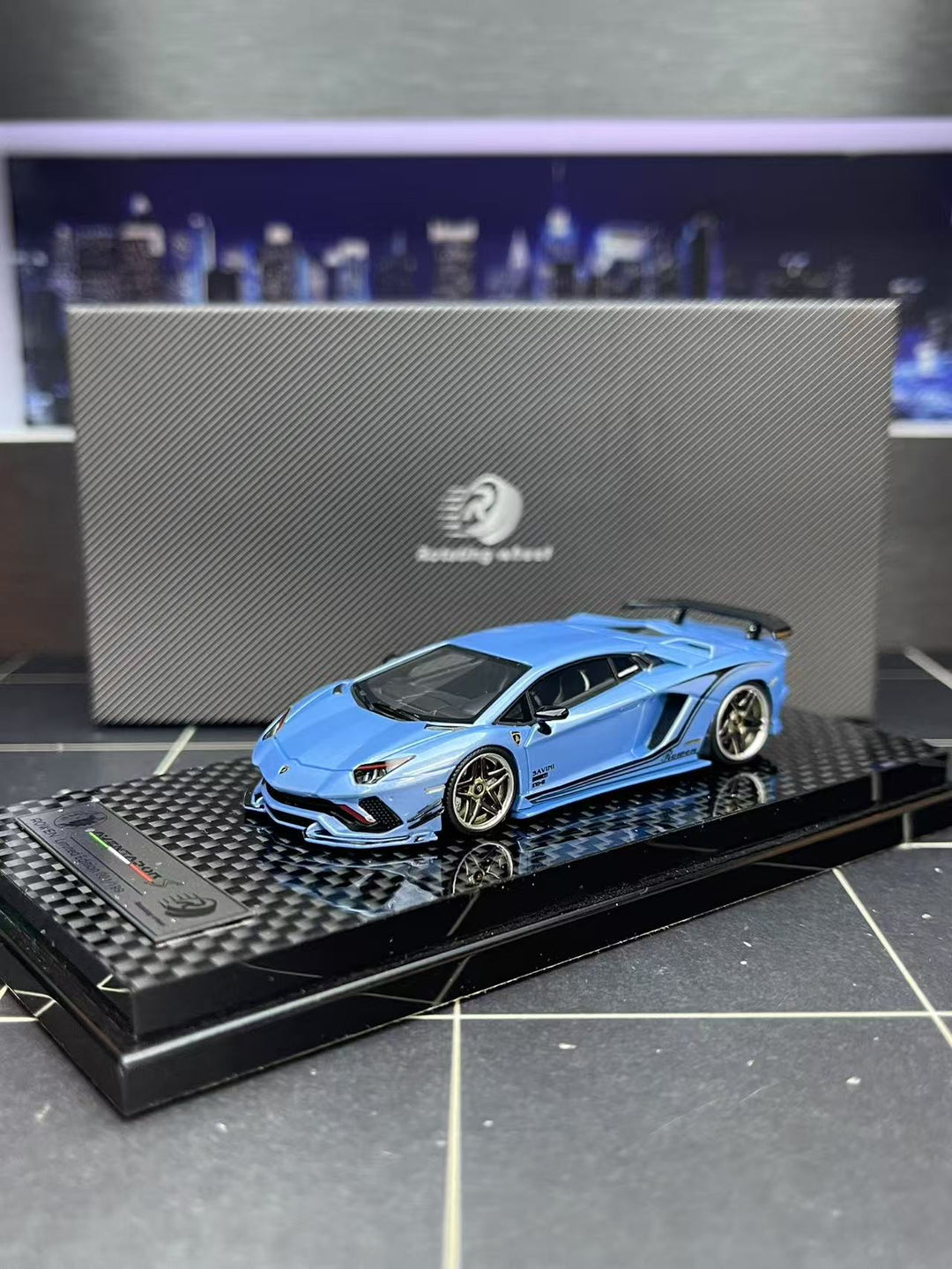 [Preorder] Rotating Wheel 1:64 Rowen Lamborghini Aventador S - Blue