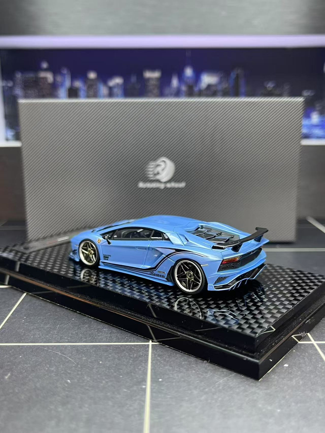 [Preorder] Rotating Wheel 1:64 Rowen Lamborghini Aventador S - Blue