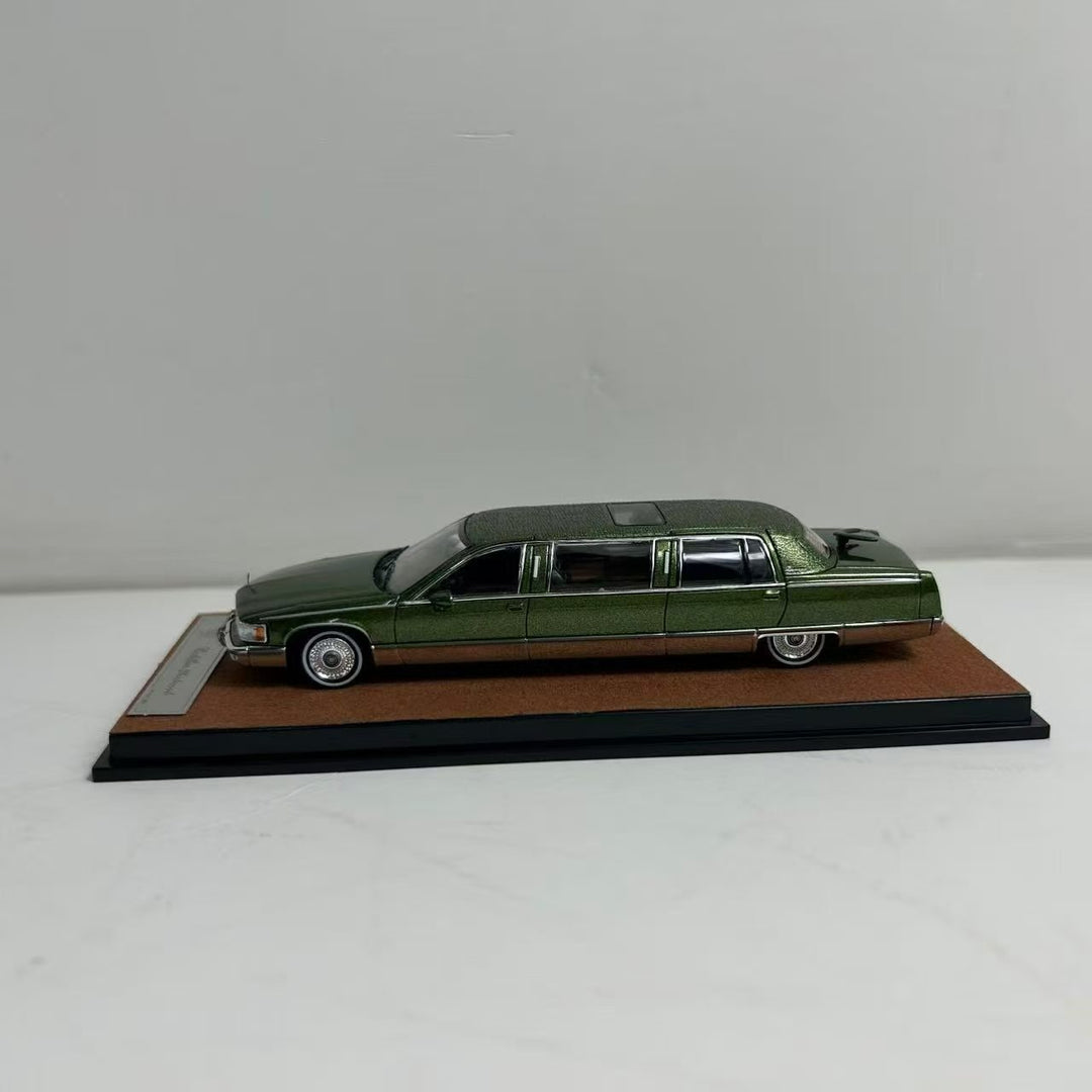 XiaoGuang Model 1:64 Cadillac Fleetwood Limousine (4 Colours)