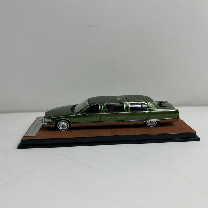 XiaoGuang Model 1:64 Cadillac Fleetwood Limousine (4 Colours)