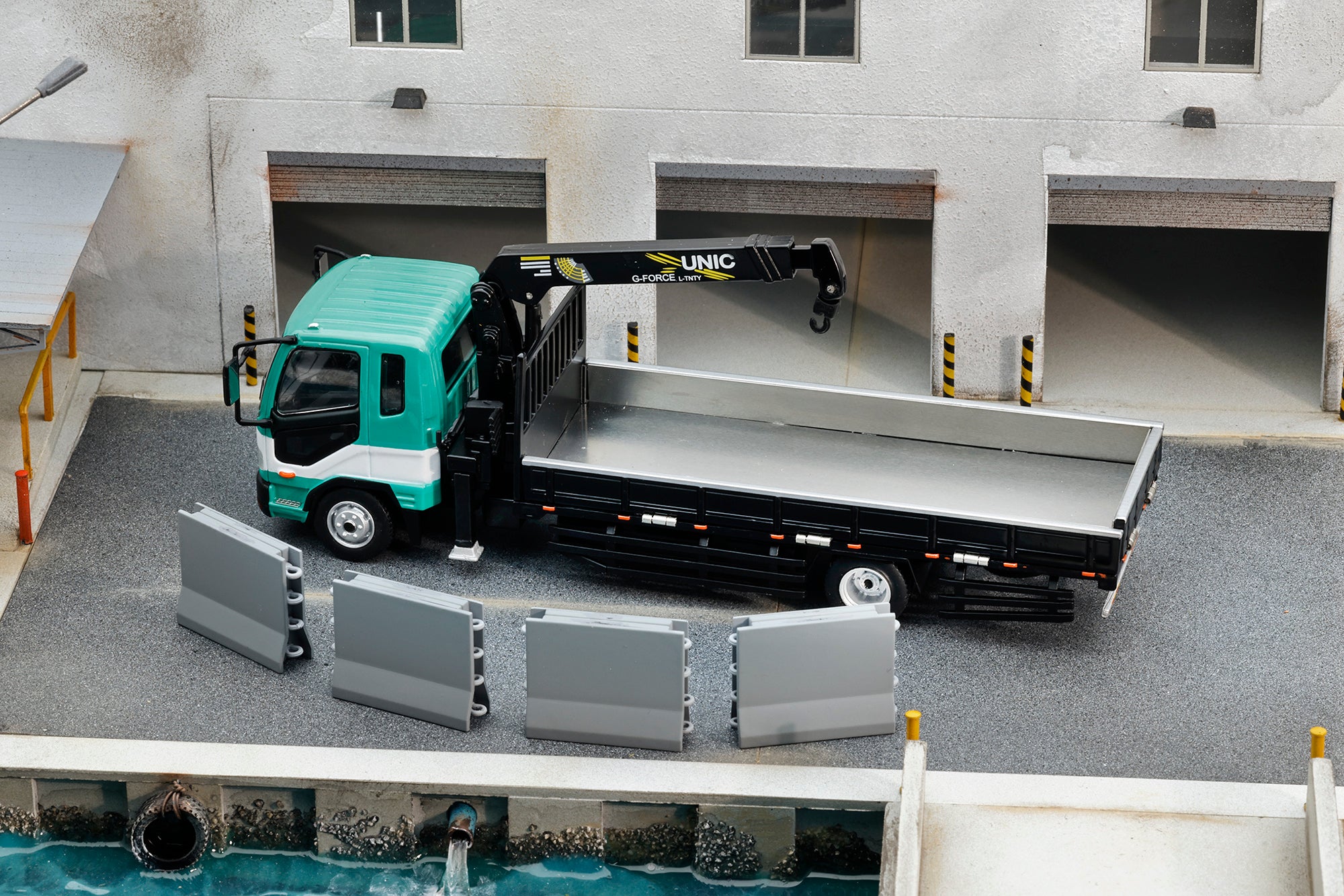 Preorder] GCD 1:64 Mitsubishi Fuso Fighter(1024) Truck With Crane