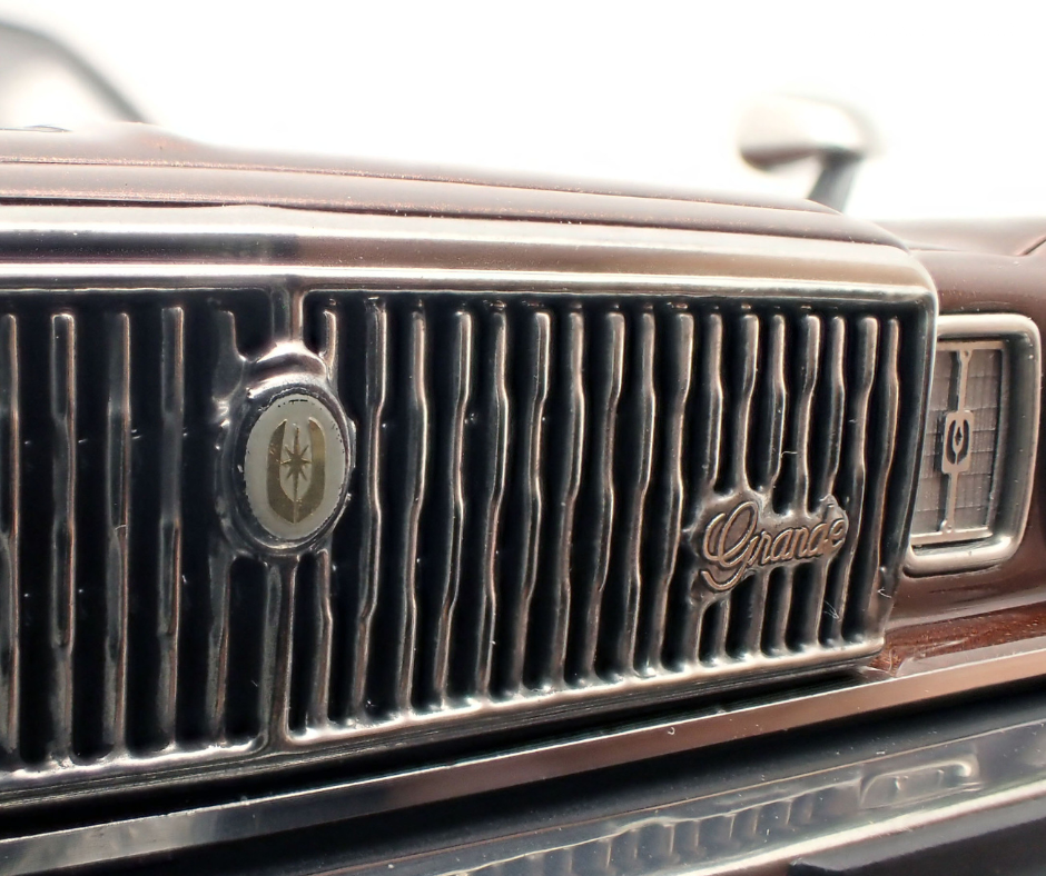 Ignition Model 1:18 Toyota MarkⅡ Sedan Grande (MX41) Brown Ignition Model 1:18 Toyota MarkⅡ Sedan Grande (MX41) Brown