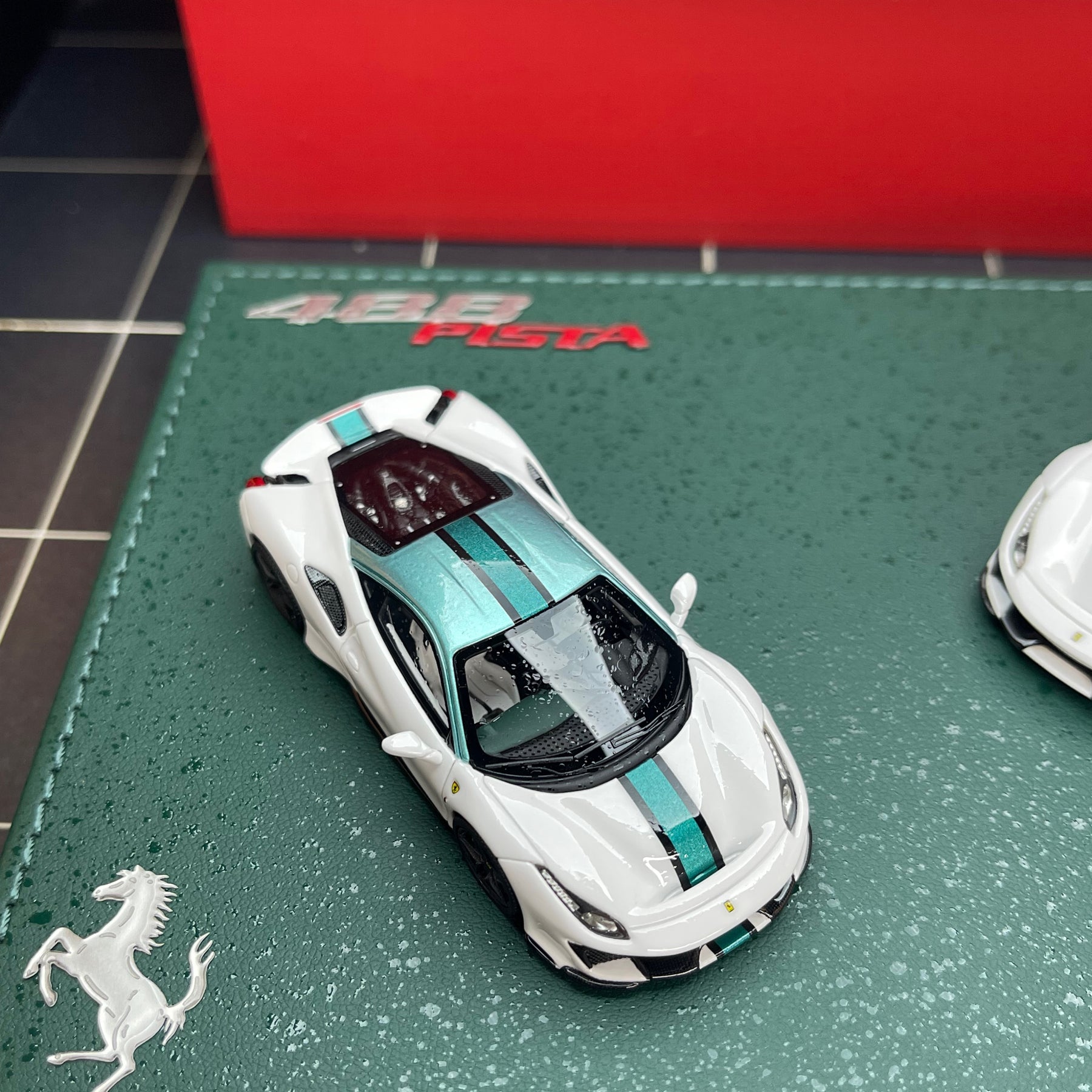 Preorder] Rotating Wheel 1:64 Ferrari 488 Pista (2 Versions