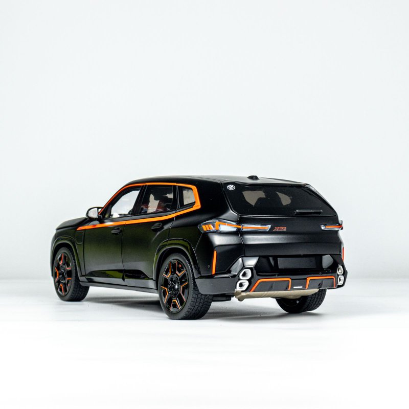 MINICHAMPS 1:18 BMW XM - 2023 - BLACK METALLIC 110023301