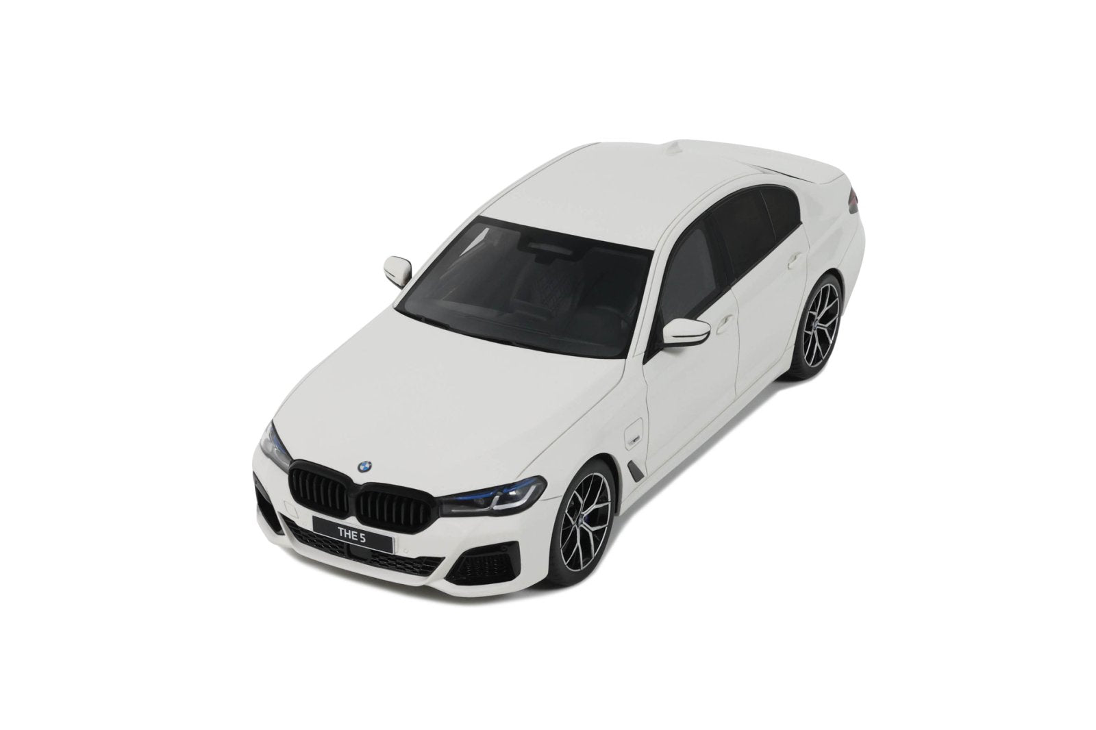GT Spirit 1:18 BMW 545E X DRIVE SALOON M SPORT ALPINE WHITE III