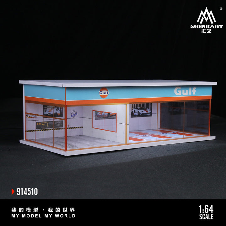 [Preorder] MoreArt 1:64 GULF AND HKS PARKING EXHIBITION HALL (2 Versions) MO914510/MO914511