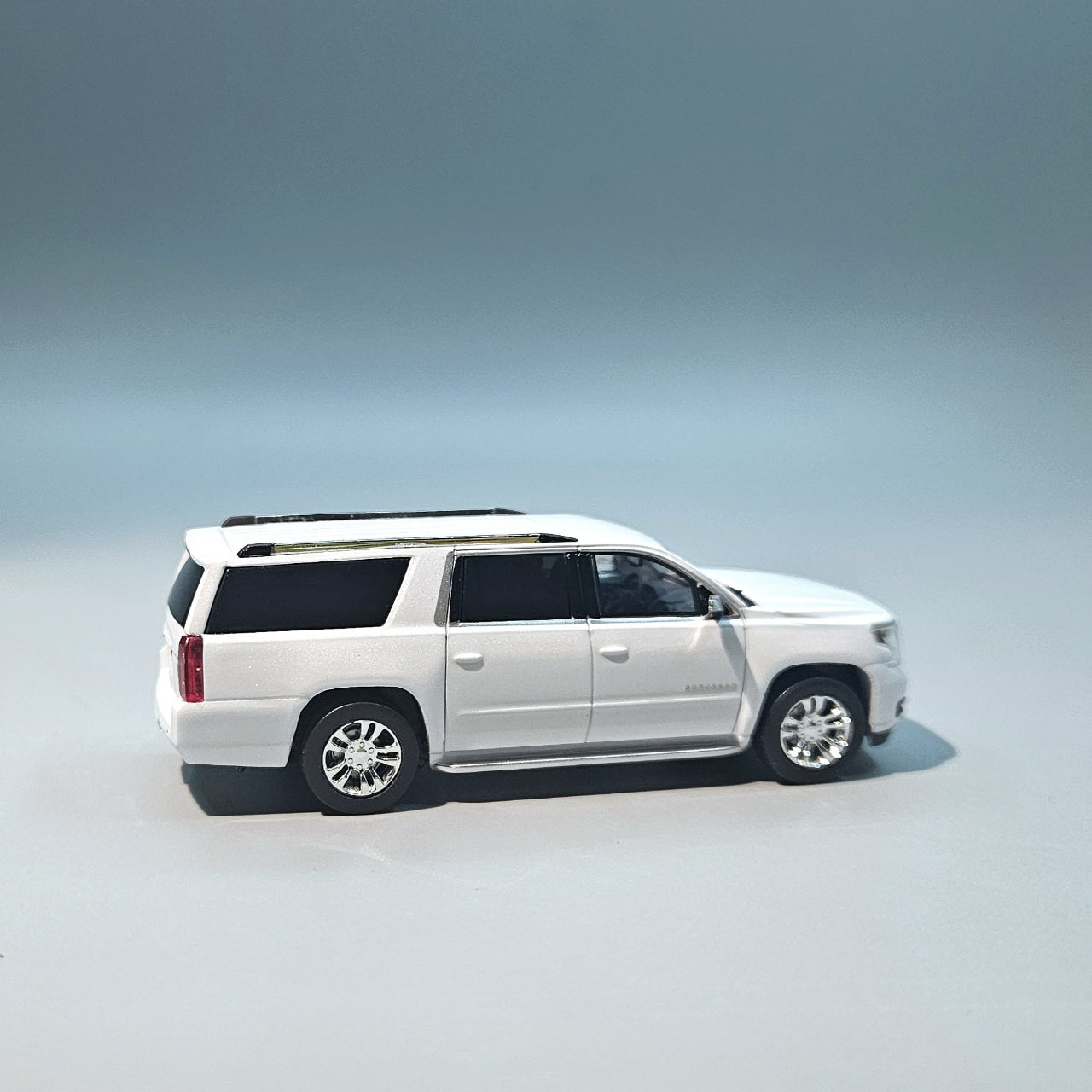 GOC X Auld Match 1:64 CHEVROLET SUBURBAN 2015 (2 Colours