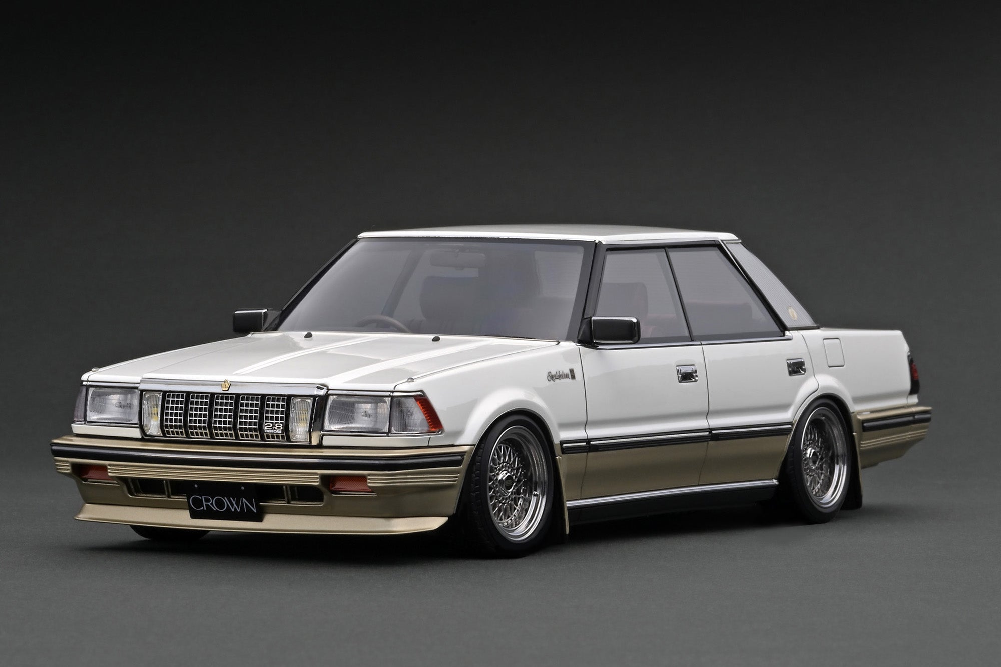 クラウンロイヤル Crown  LIMITED EDITION Ignition Model 1:18 Toyota Crown 2.8 Royal Saloon G (120) (3