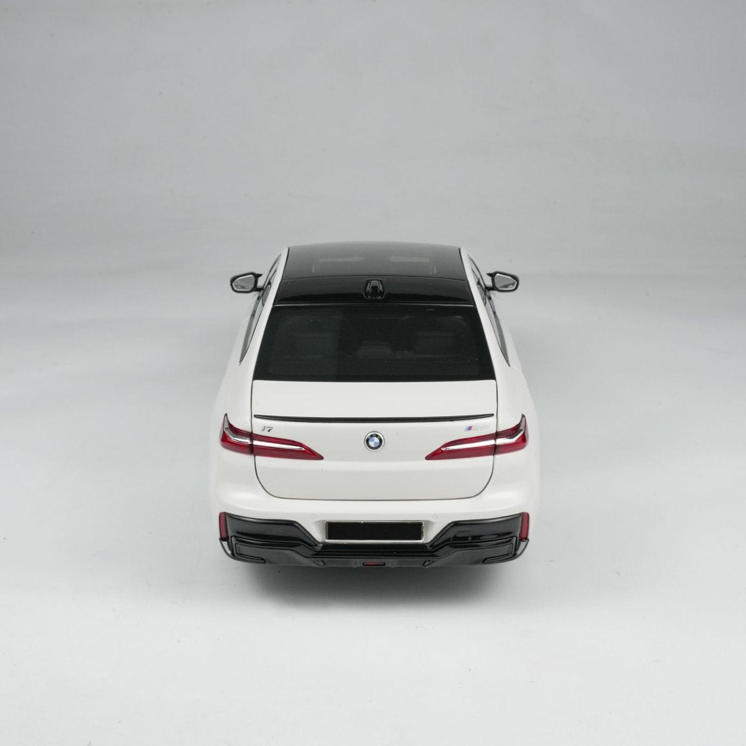 MINICHAMPS 1:18 BMW i7 M70 (G70) – 2024 WHITE METALLIC 110023702