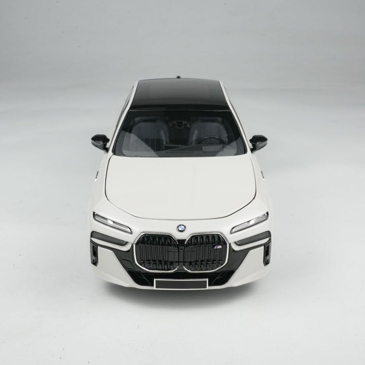 MINICHAMPS 1:18 BMW i7 M70 (G70) – 2024 WHITE METALLIC 110023702