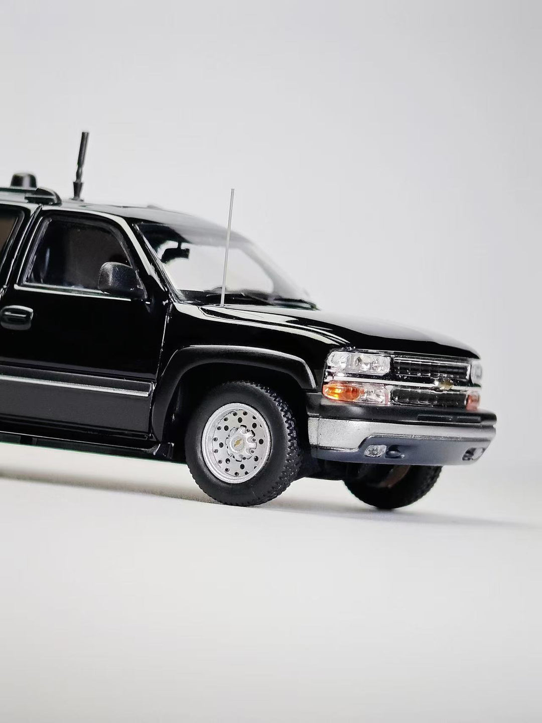 [Preorder] MK Miniatures 1:64 2003 Chevrolet Suburban CIA Signal Jamming Vehicle Black MK2401-03-A1