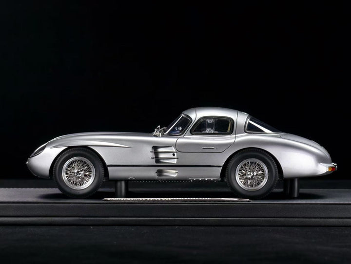 [Preorder] V8 Model 1:18 Mercedes Benz 300SLR (2 Colours)