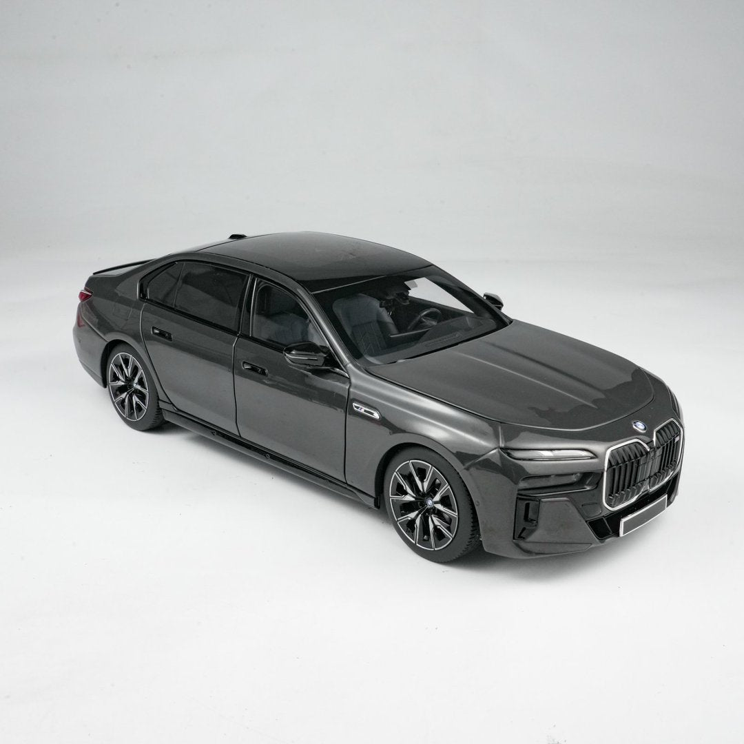 MINICHAMPS 1:18 BMW i7 M70 (G70) – 2024 GREY METALLIC 110023700