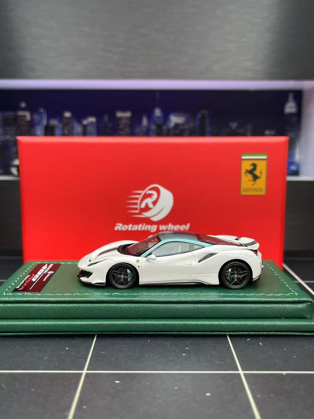 [Preorder] Rotating Wheel 1:64 Ferrari 488 Pista - White (Rain Effect)