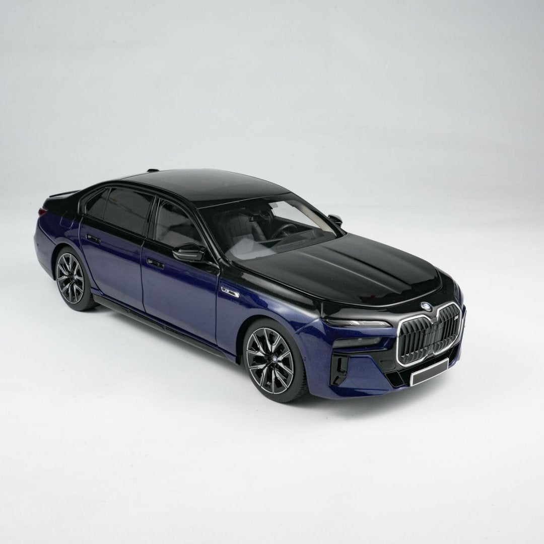 MINICHAMPS 1:18 BMW i7 M70 (G70) – 2024 BLUE METALLIC/BLACK METALLIC 110023701