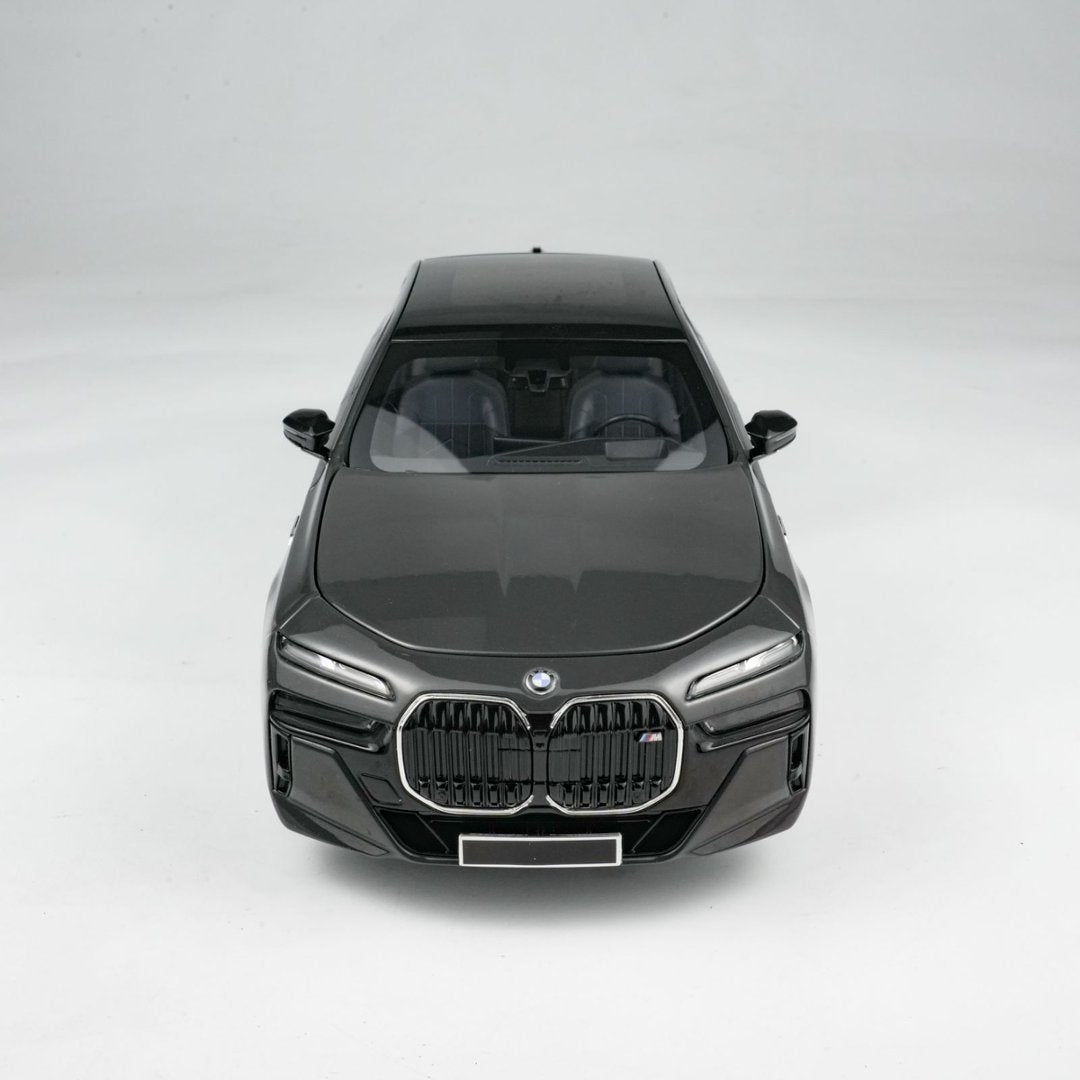 MINICHAMPS 1:18 BMW i7 M70 (G70) – 2024 GREY METALLIC 110023700