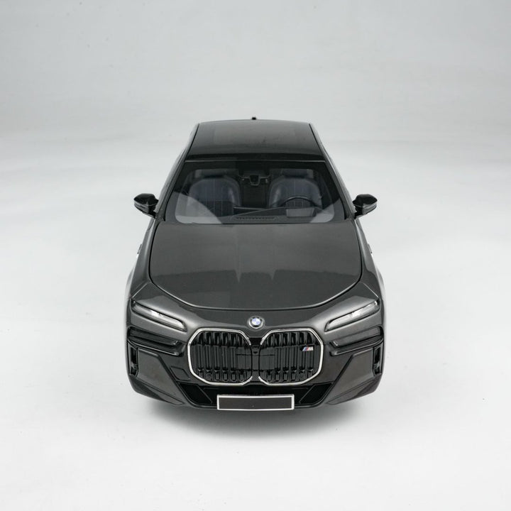 MINICHAMPS 1:18 BMW i7 M70 (G70) – 2024 GREY METALLIC 110023700