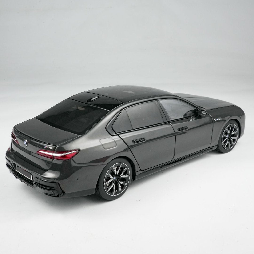 MINICHAMPS 1:18 BMW i7 M70 (G70) – 2024 GREY METALLIC 110023700
