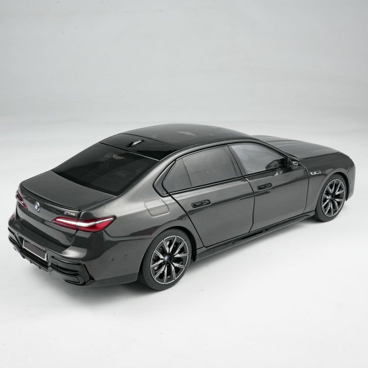 MINICHAMPS 1:18 BMW i7 M70 (G70) – 2024 GREY METALLIC 110023700