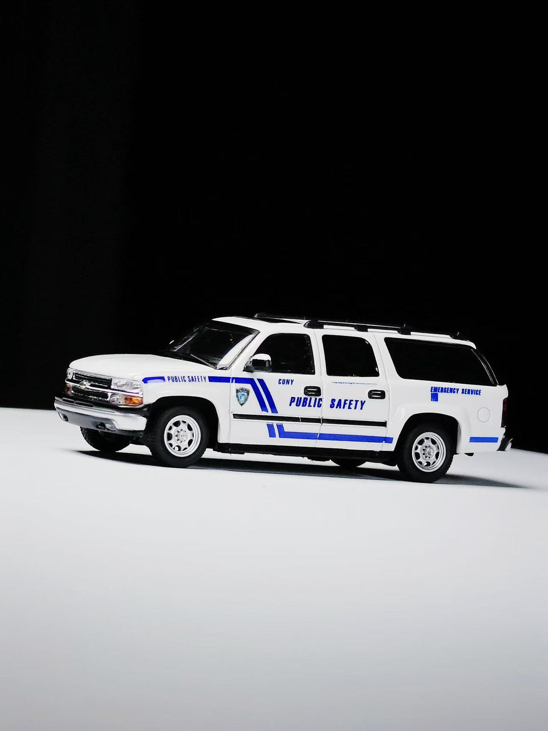 [Preorder] MK Miniatures 1:64 2003 Chevrolet Suburban Campus Police PUBLIC SAFETY EMERGENCY SERVICE MK2401-05-A1