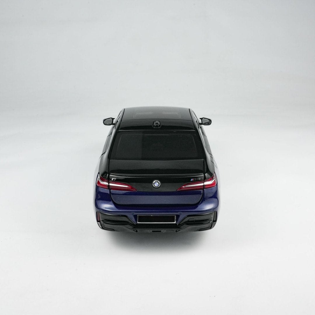 MINICHAMPS 1:18 BMW i7 M70 (G70) – 2024 BLUE METALLIC/BLACK METALLIC 110023701