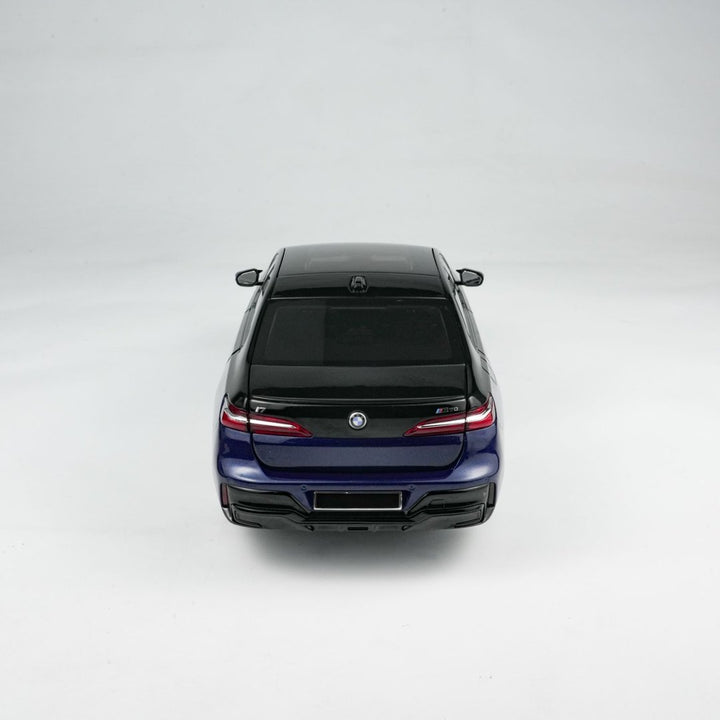 MINICHAMPS 1:18 BMW i7 M70 (G70) – 2024 BLUE METALLIC/BLACK METALLIC 110023701