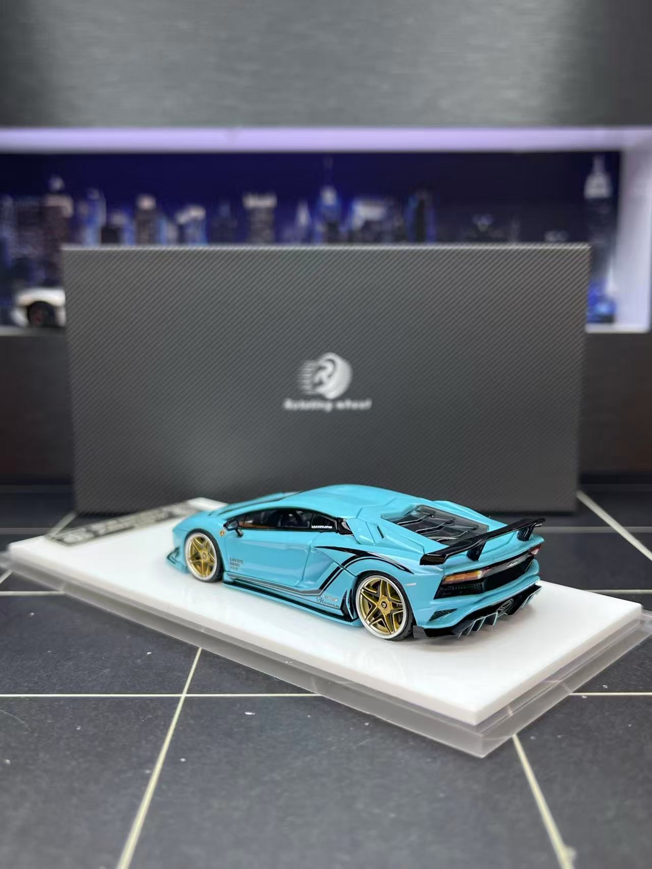 ROWEN ランボルギーニアヴェンタドール（ターコイズブルー） Rotating Wheel 1:64 Rowen Lamborghini Aventador S - Iridescent