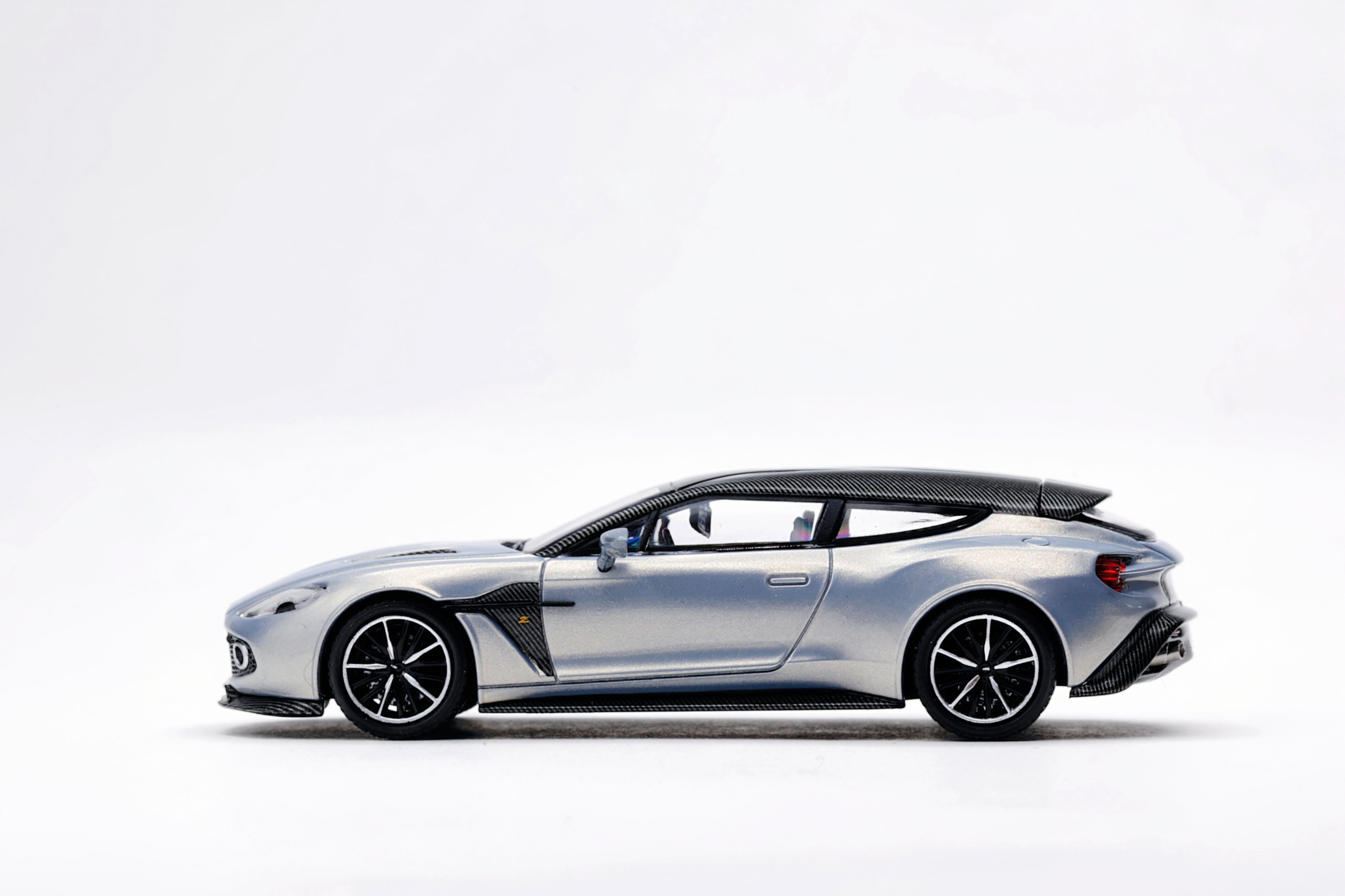 King Model 1:64 Aston Martin Travel Version Vanquish Zagato