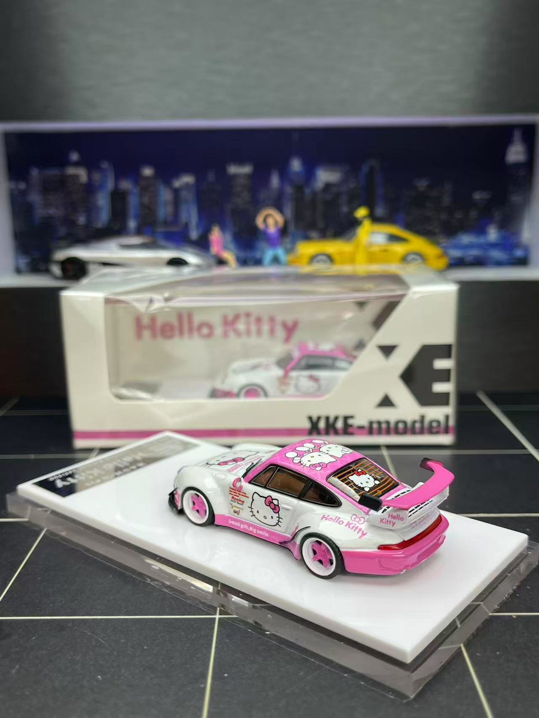 [Preorder] XKE 1:64 Porsche RWB 993 - Hello kitty Livery