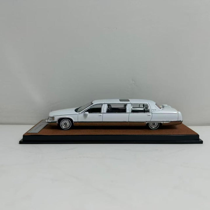 XiaoGuang Model 1:64 Cadillac Fleetwood Limousine (4 Colours)