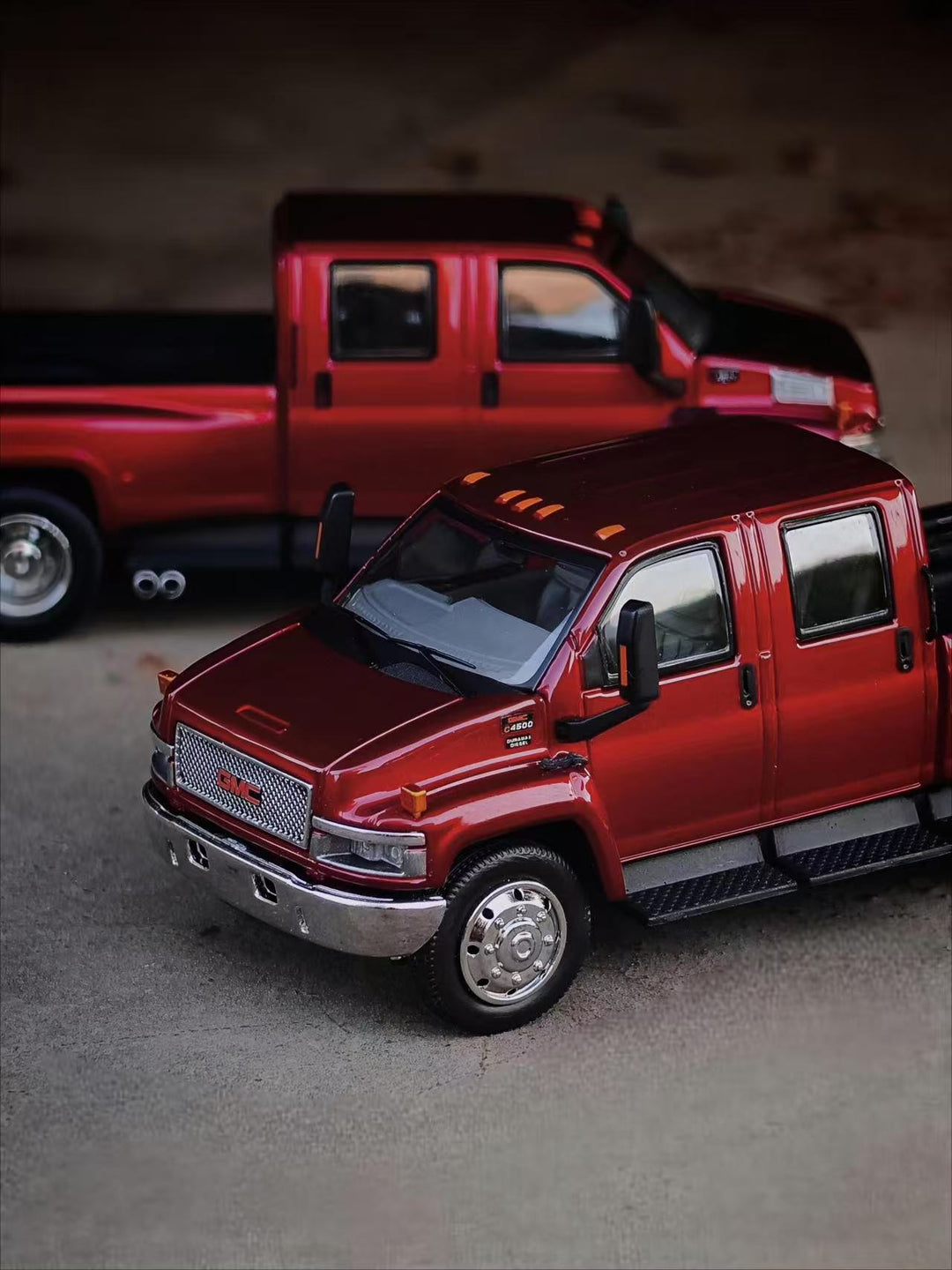 [Preorder] MK Miniatures X GOC 1:64 GMC TOP PICK UP TRUCK and Chevrolet KODIAK Metallic Red (2 Versions)