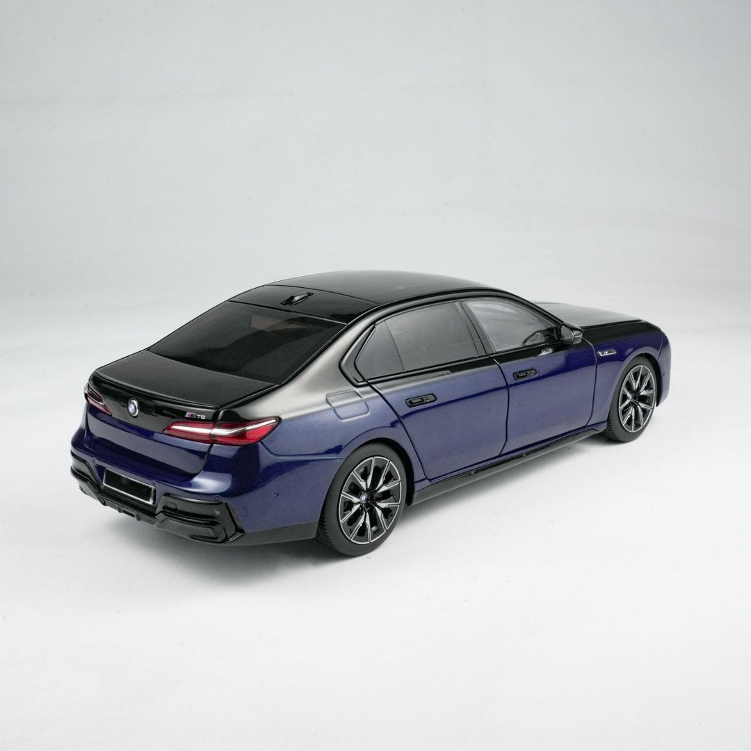 MINICHAMPS 1:18 BMW i7 M70 (G70) – 2024 BLUE METALLIC/BLACK METALLIC 110023701