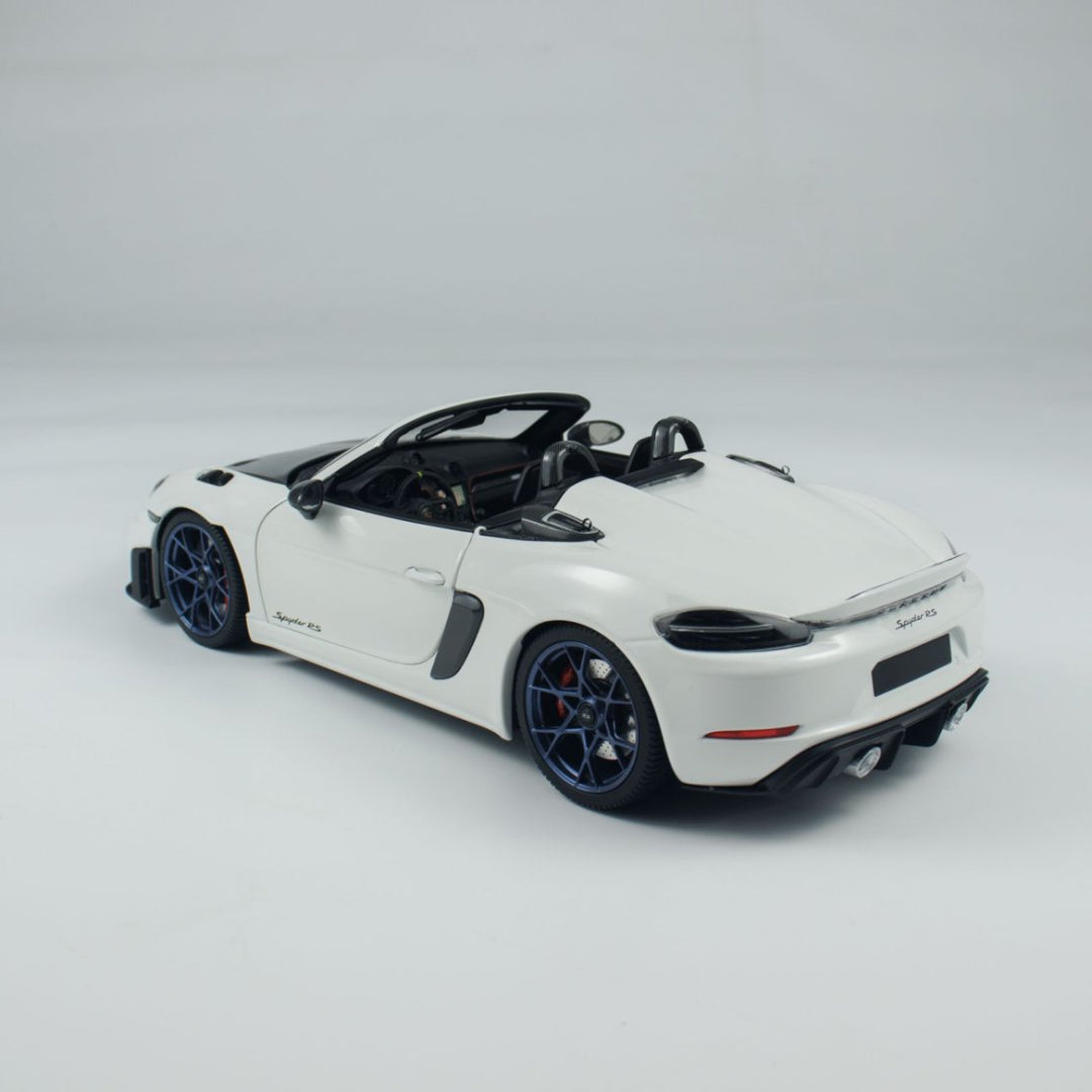 Minichamps 1:18 Caymen 718 Spyder RS Weissach Package 110063130/ 110063131