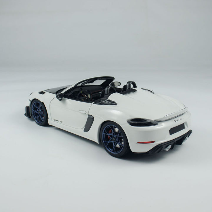 Minichamps 1:18 Caymen 718 Spyder RS Weissach Package 110063130/ 110063131