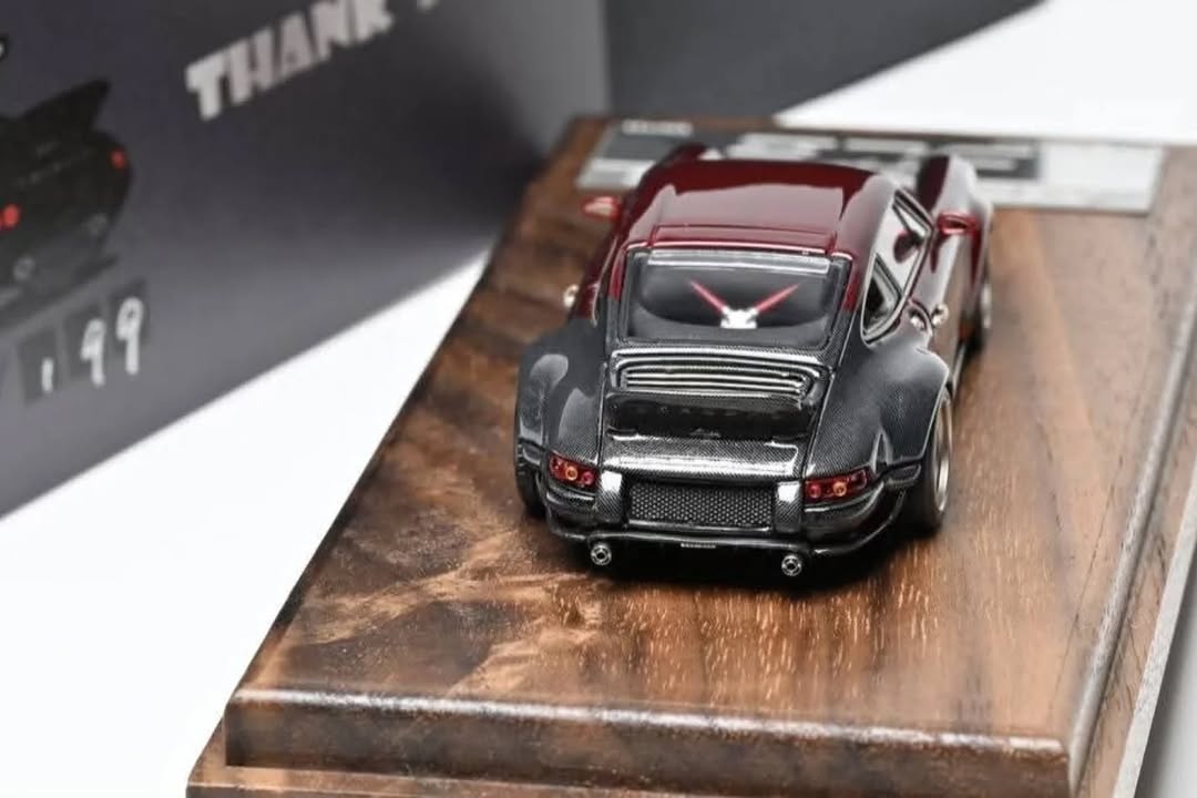 Onecar 1:64 Porsche 911 Singer DLS Red/Grey Carbon