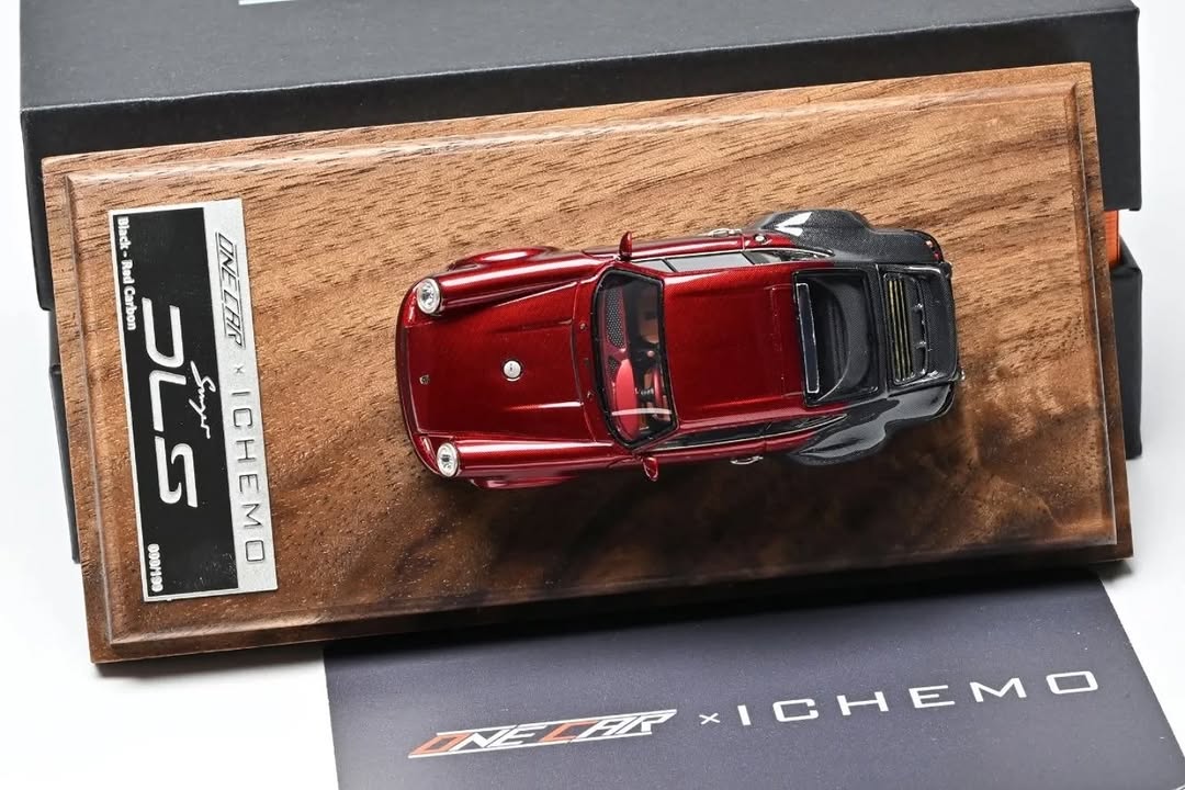 Onecar 1:64 Porsche 911 Singer DLS Red/Grey Carbon