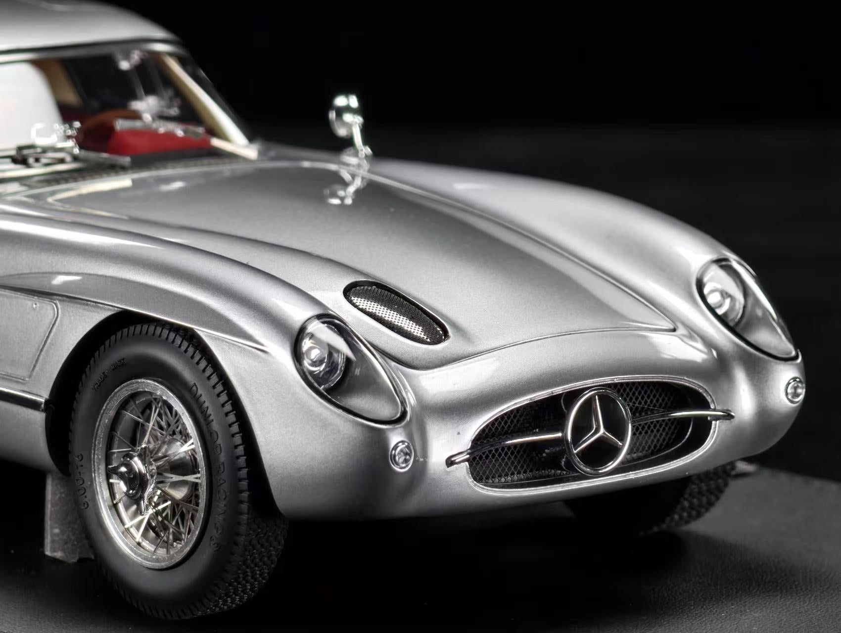 V8 Model 1:18 Mercedes Benz 300SLR (2 Colours) – Horizon Diecast