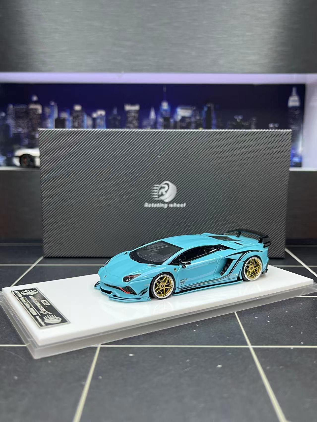 ROWEN ランボルギーニアヴェンタドール（ターコイズブルー） Rotating Wheel 1:64 Rowen Lamborghini Aventador S - Iridescent