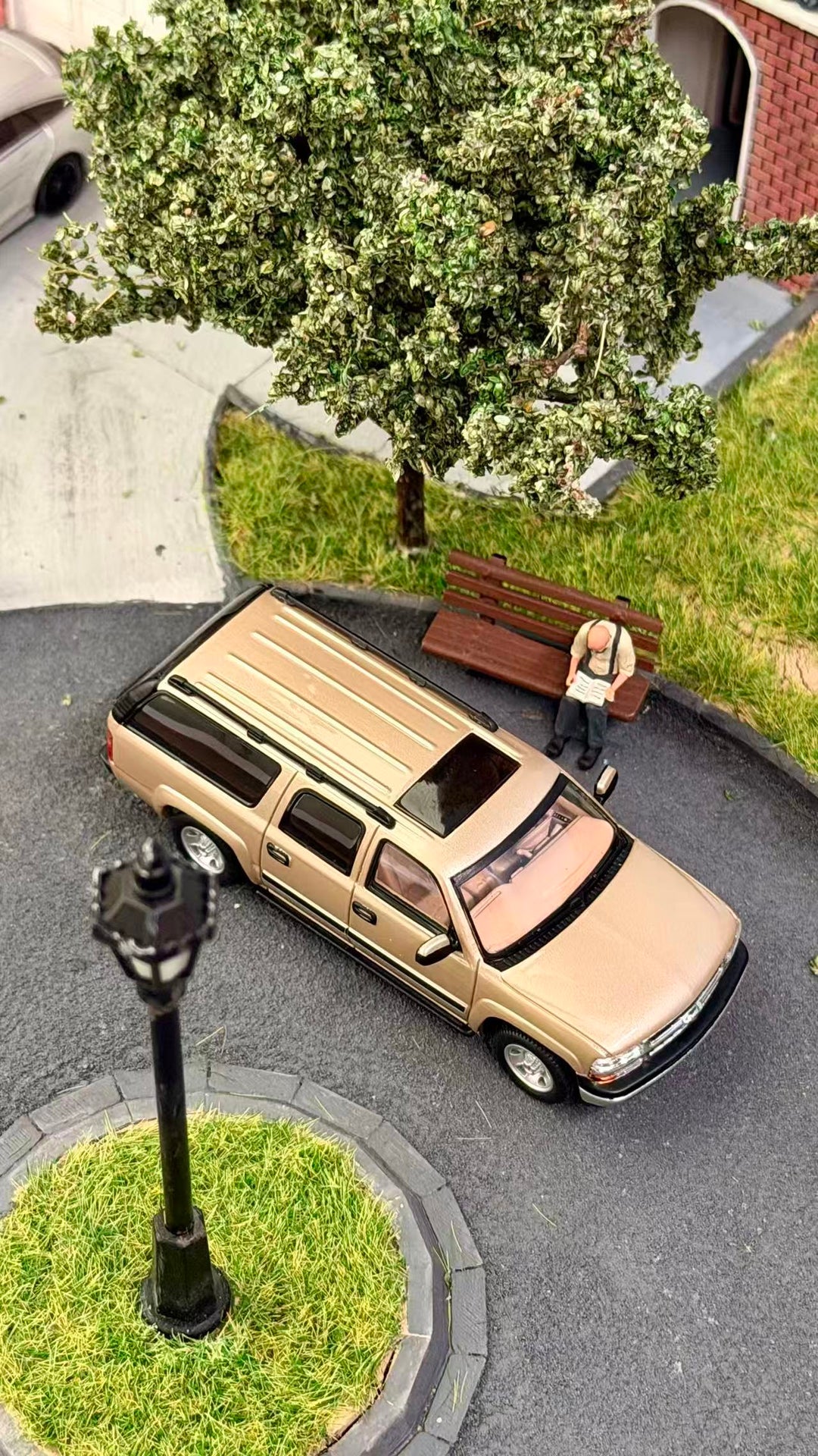 [Preorder] MK Miniatures 1:64 2003 Chevrolet Suburban Vintage Light Gold MK2401-04-A1