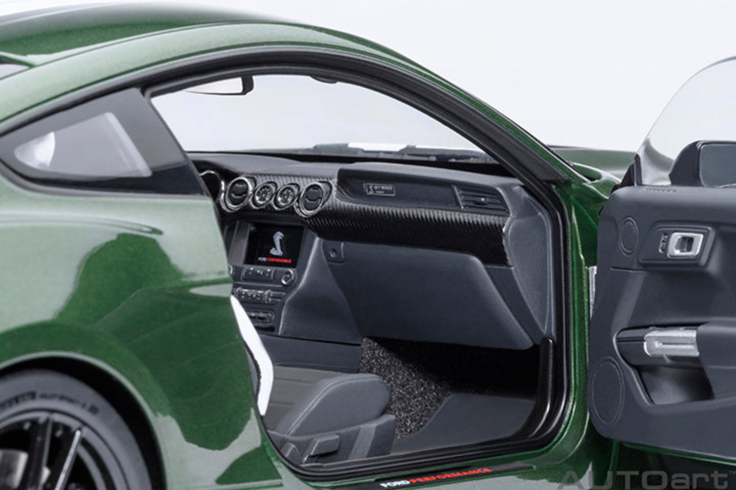 AUTOart 1:18 FORD MUSTANG SHELBY GT500 - Eruption Green 73097