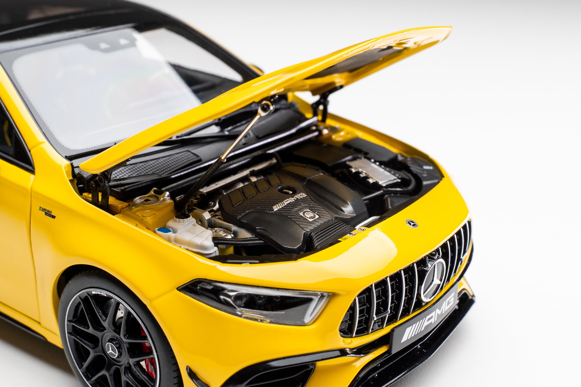 Kiloworks 1:18 Mercedes-Benz AMG A45 S Yellow LHD KLW000304