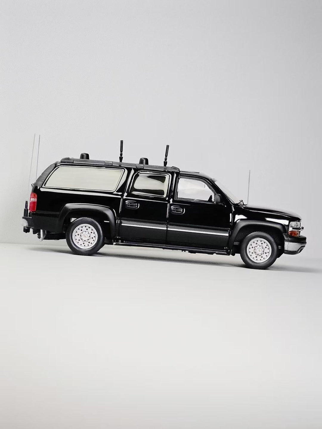 [Preorder] MK Miniatures 1:64 2003 Chevrolet Suburban CIA Signal Jamming Vehicle Black MK2401-03-A1