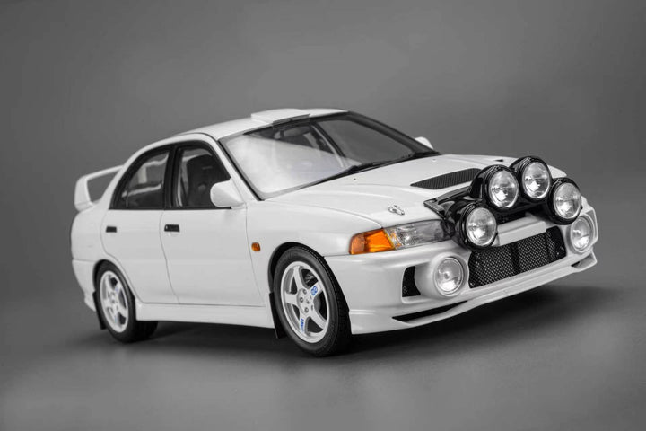 [Preorder] MOTORHELIX 1:18 Mitsubishi Lancer Evolution VI GSR Bonnet Rally Lamp Pod M84010