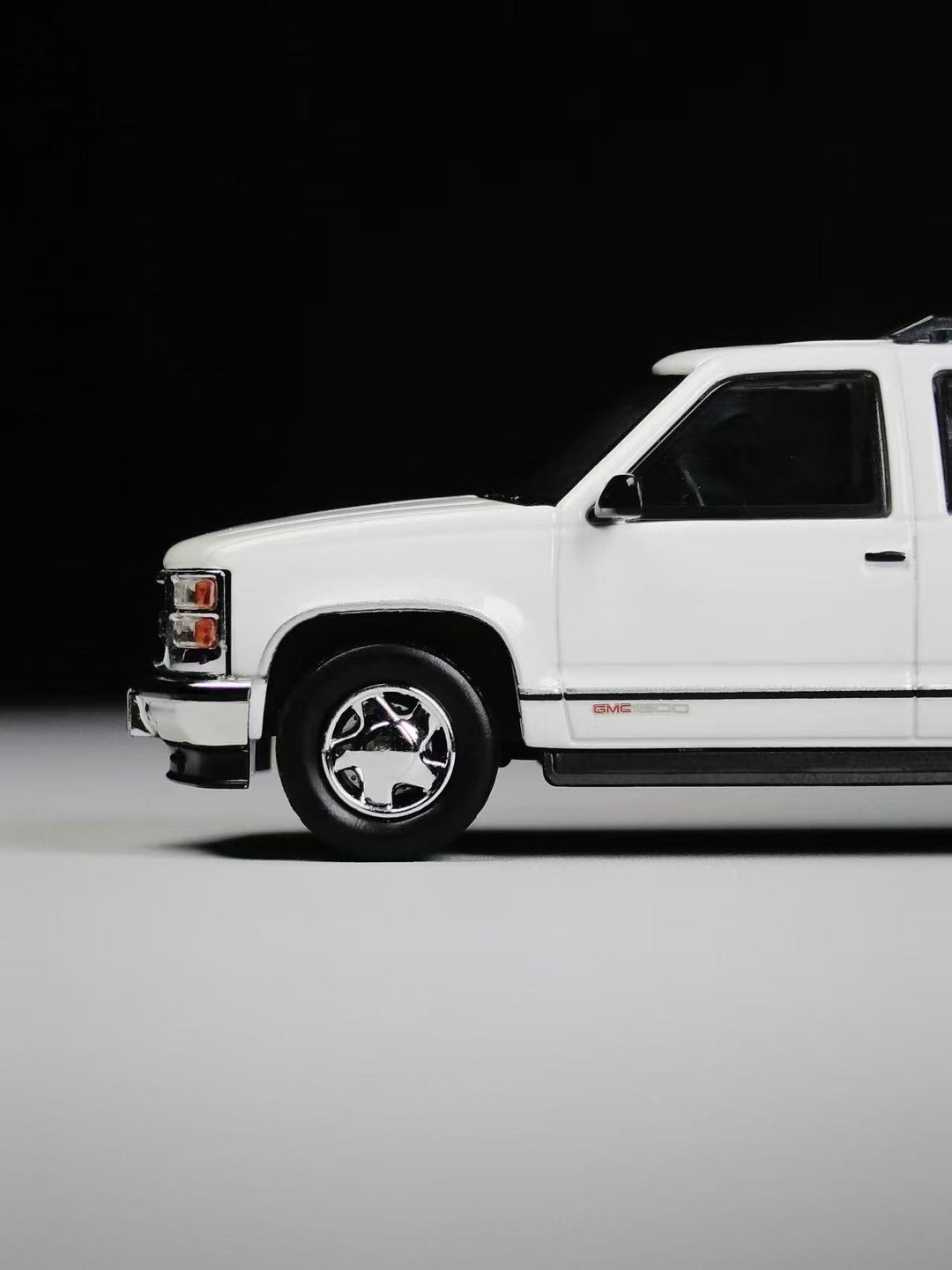 [Preorder] BLISS 1:64 Chevrolet Suburban Ivory White