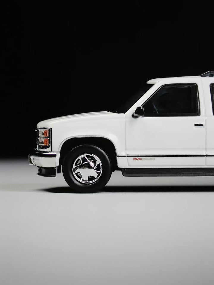 [Preorder] BLISS 1:64 Chevrolet Suburban Ivory White