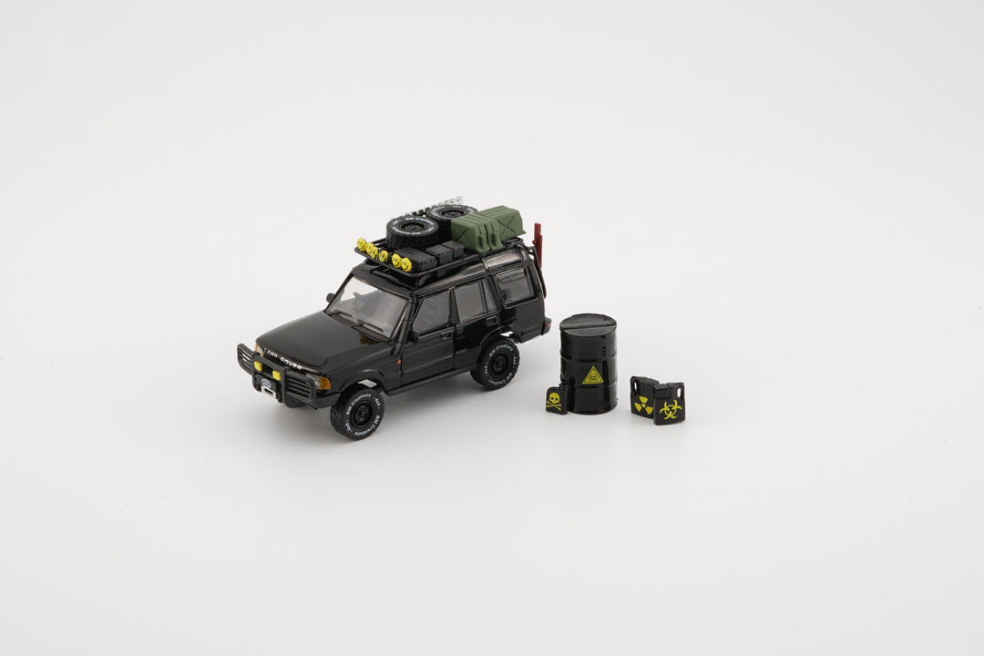 BM Creation 1:64 Land Rover 1998 Discovery1 - Black Smile w/Accessory LHD