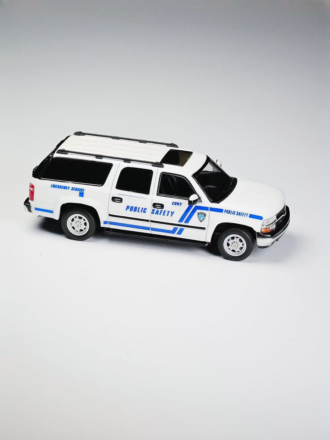 [Preorder] MK Miniatures 1:64 2003 Chevrolet Suburban Campus Police PUBLIC SAFETY EMERGENCY SERVICE MK2401-05-A1