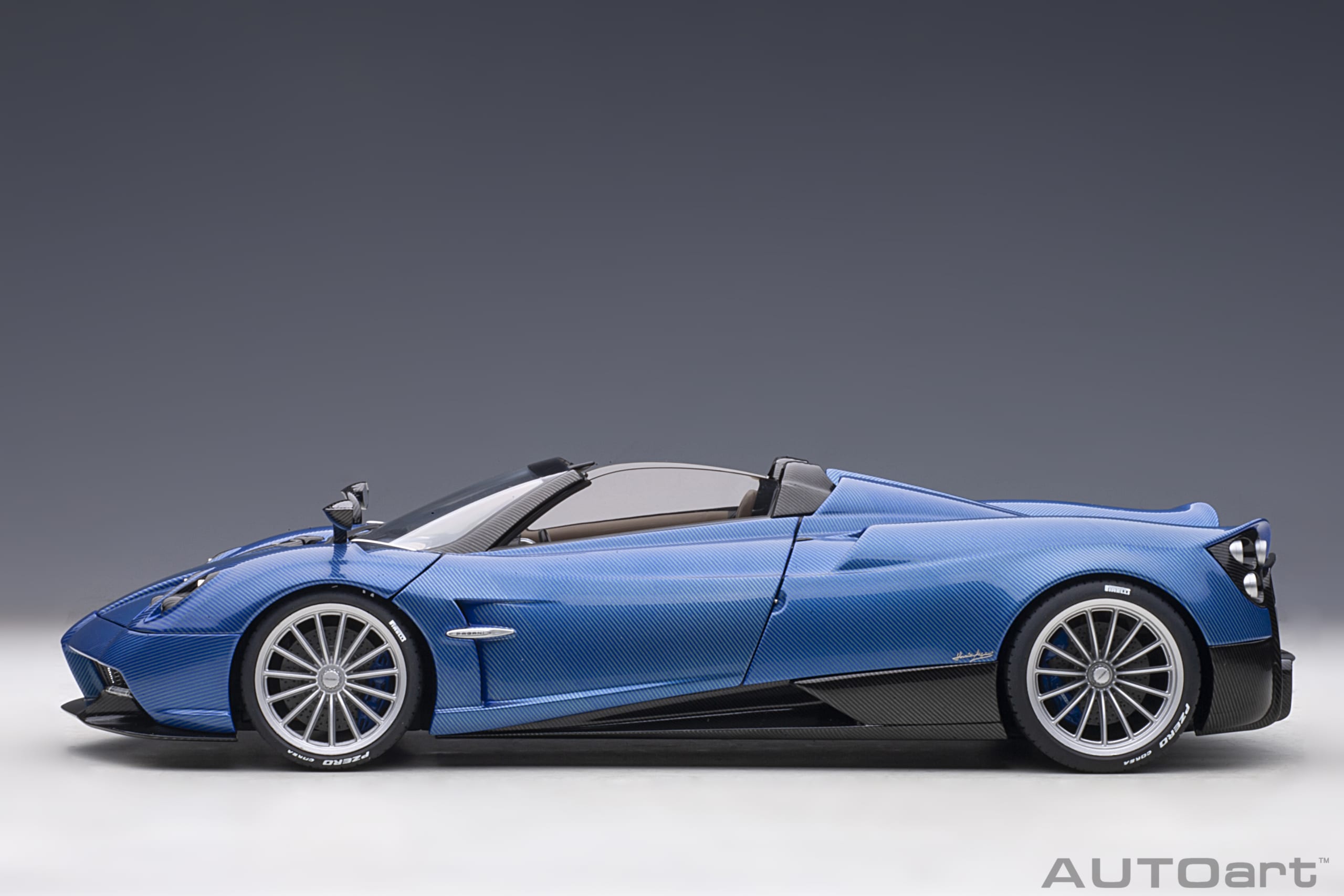 AUTOart 1:18 PAGANI HUAYRA ROADSTER (BLU TRICOLORE CARBON FIBER